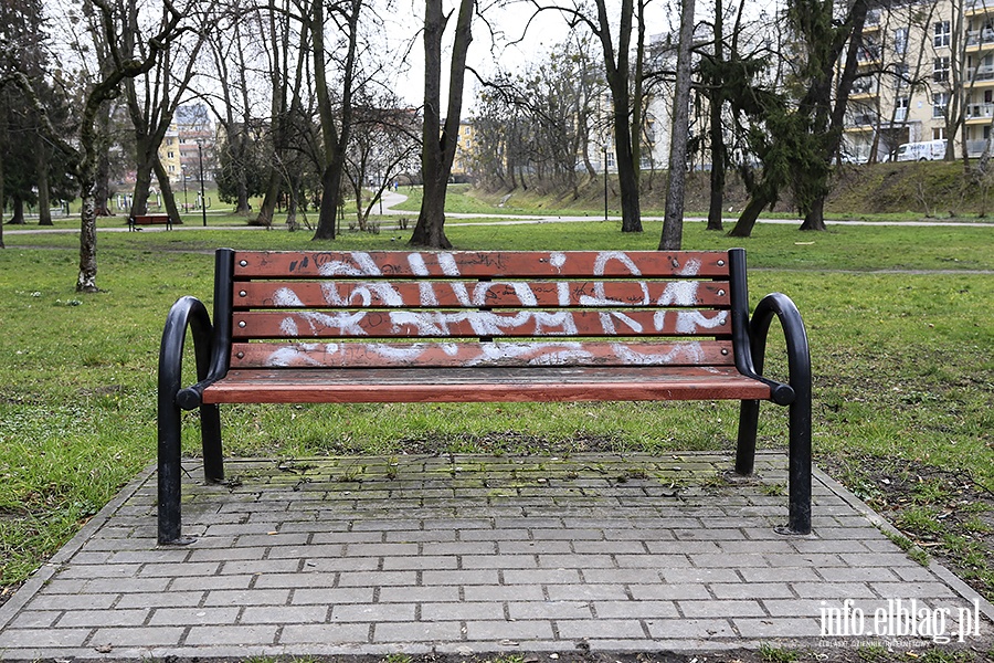 Park Traugutta zniszczone awki i tablica informacyjna, fot. 5