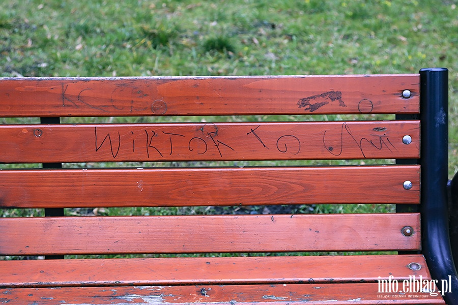 Park Traugutta zniszczone ławki i tablica informacyjna, fot. 8