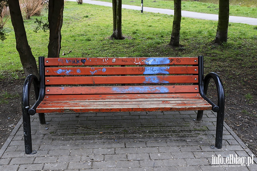 Park Traugutta zniszczone ławki i tablica informacyjna, fot. 9