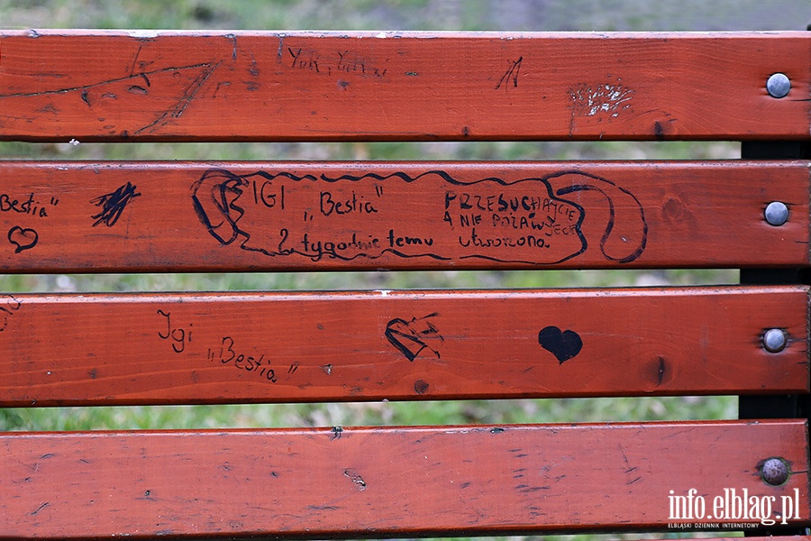 Park Traugutta zniszczone ławki i tablica informacyjna, fot. 11