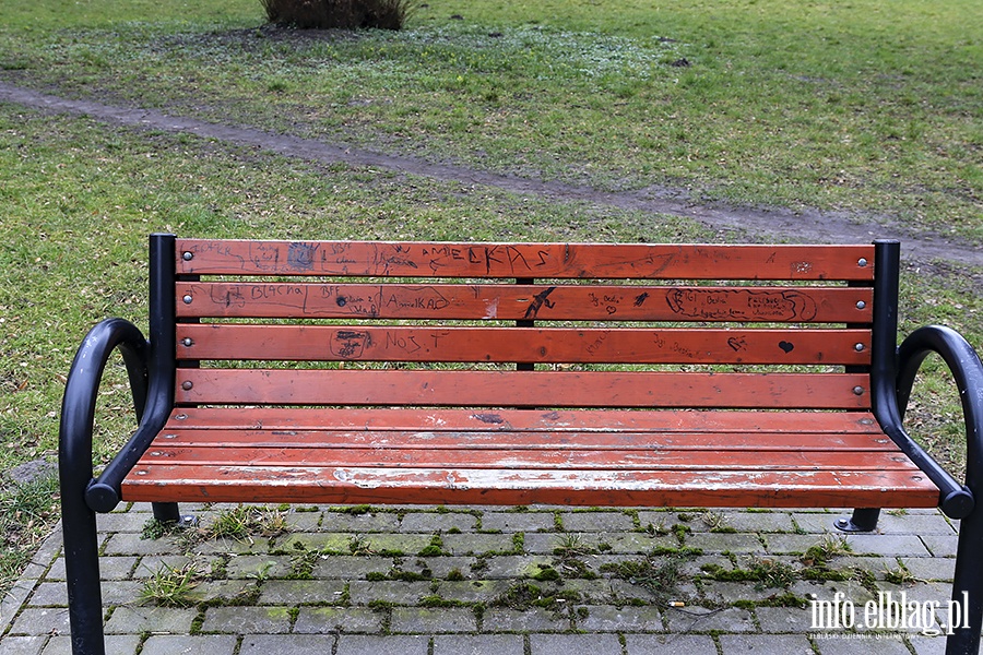 Park Traugutta zniszczone awki i tablica informacyjna, fot. 12