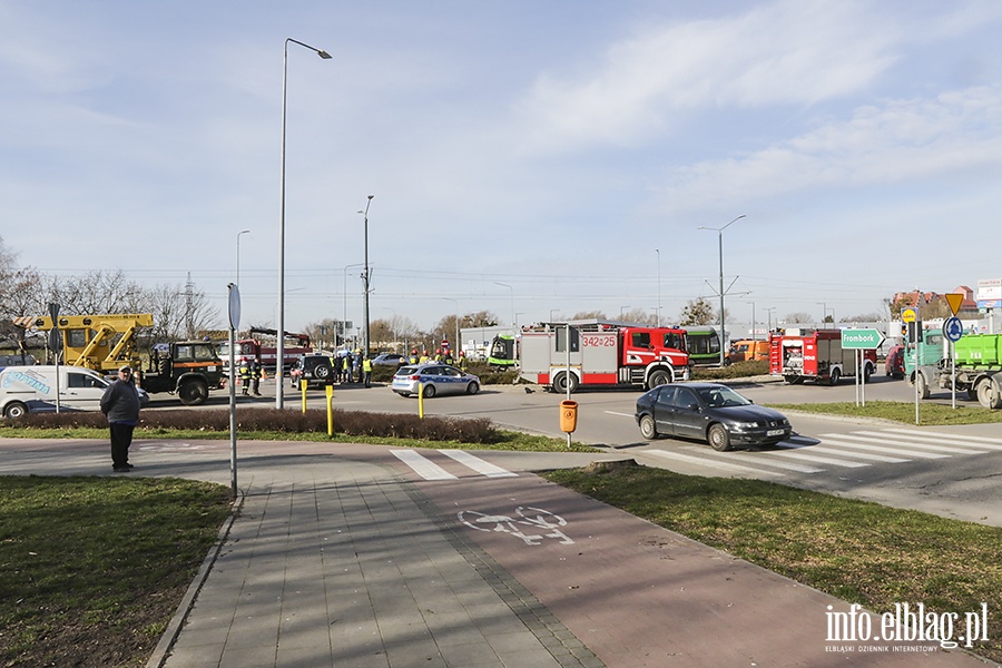 Kolizja tramwaju z samochodem osobowym rondo Solidarnoci, fot. 4