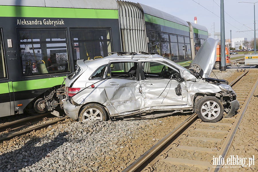 Kolizja tramwaju z samochodem osobowym rondo Solidarnoci, fot. 6