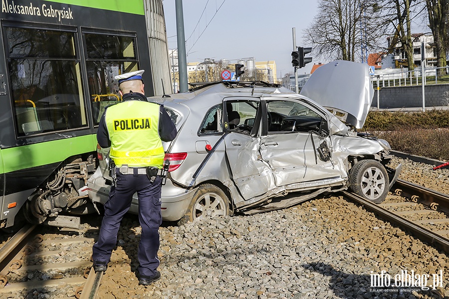 Kolizja tramwaju z samochodem osobowym rondo Solidarnoci, fot. 13