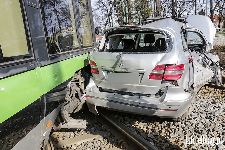 Kolizja tramwaju z samochodem osobowym rondo Solidarnoci, fot. 16