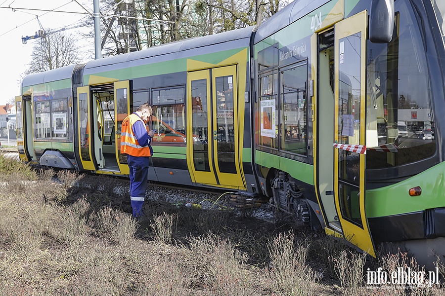 Kolizja tramwaju z samochodem osobowym rondo Solidarnoci, fot. 17