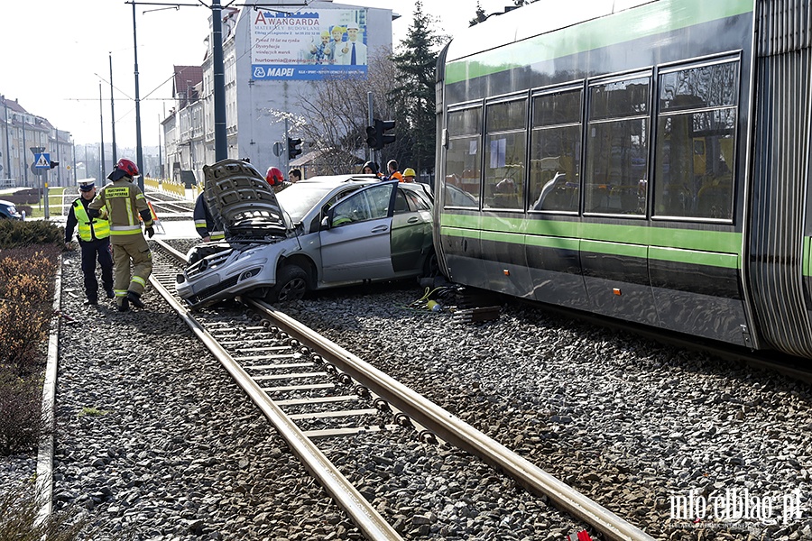 Kolizja tramwaju z samochodem osobowym rondo Solidarnoci, fot. 20