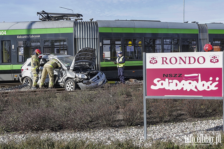 Kolizja tramwaju z samochodem osobowym rondo Solidarnoci, fot. 21