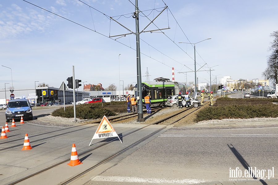 Kolizja tramwaju z samochodem osobowym rondo Solidarnoci, fot. 23