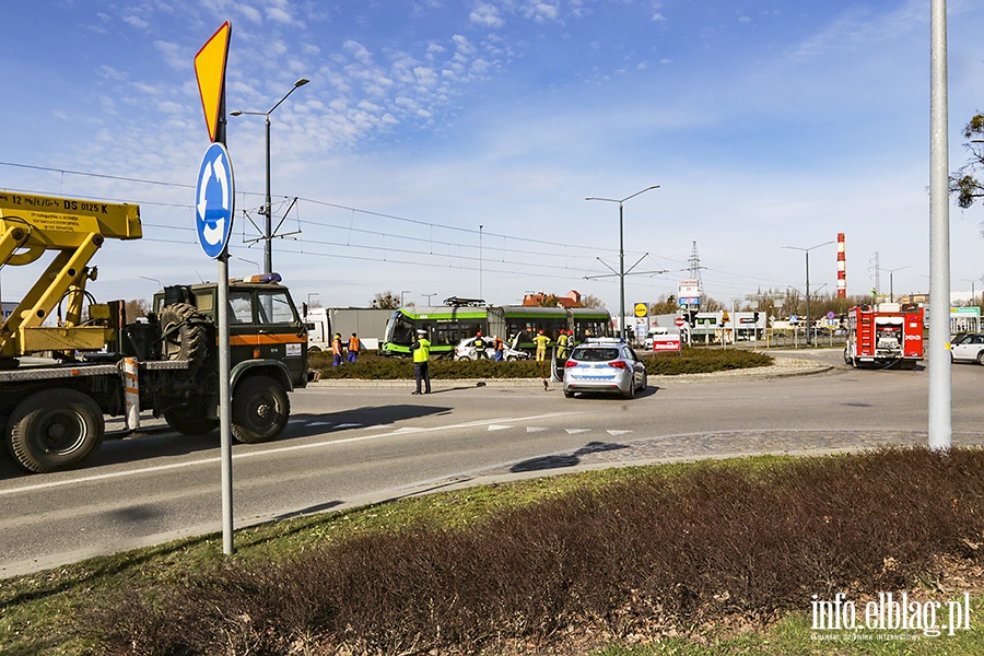 Kolizja tramwaju z samochodem osobowym rondo Solidarnoci, fot. 24