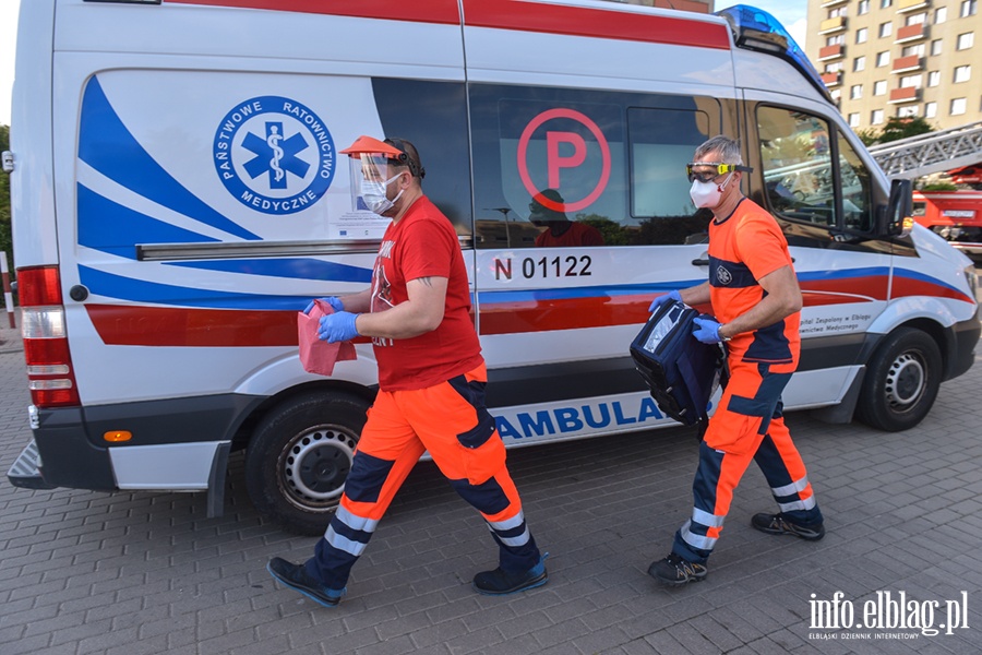 Robotnicza: pożar mieszkania. "Mężczyźnie przywrócono czynności życiowe, fot. 11