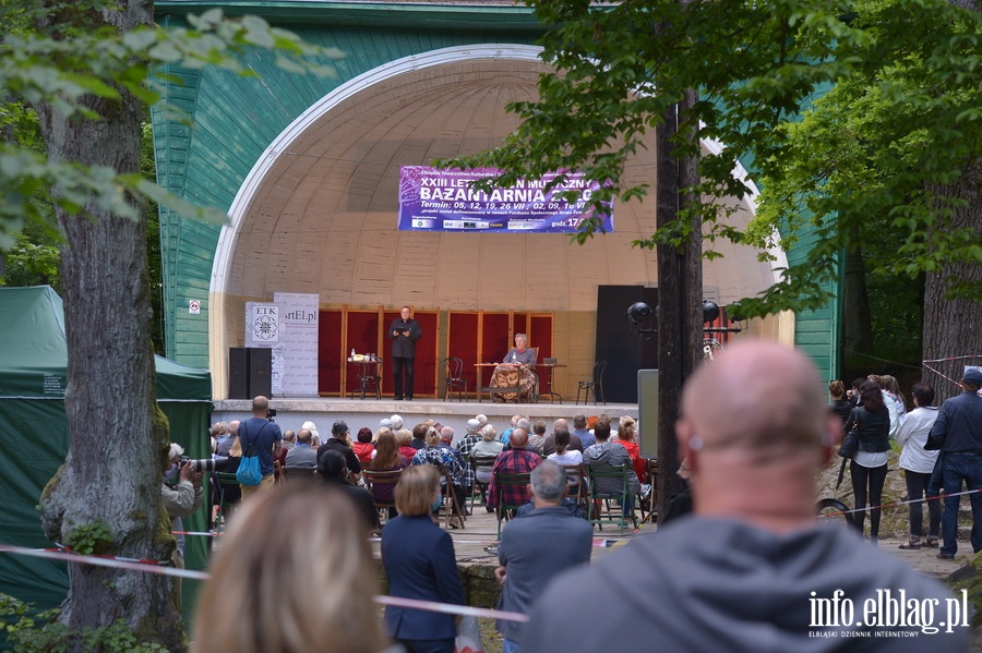 XXIII letni salon Muzyczny Baantarnia 2020, Scena przy stoliku ,,Poszkodowany Goldiner'', fot. 1