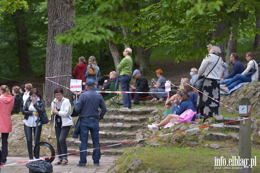 XXIII letni salon Muzyczny Baantarnia 2020, Scena przy stoliku ,,Poszkodowany Goldiner'', fot. 2