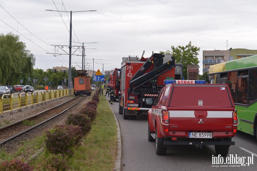 Grony wypadek na ul. Oglnej. Auto dachowao, fot. 1