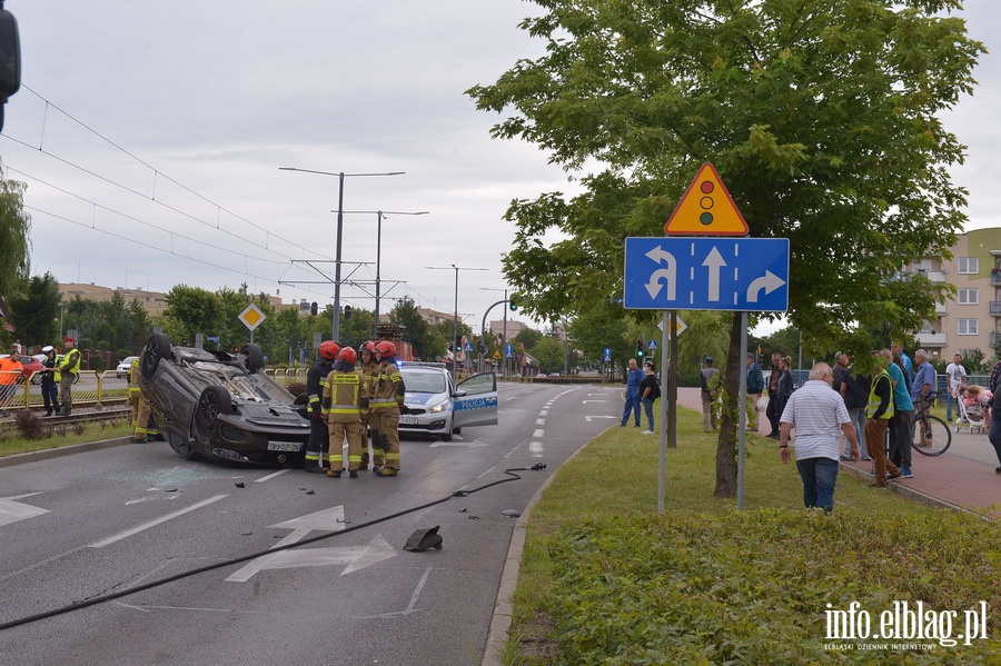 Grony wypadek na ul. Oglnej. Auto dachowao, fot. 2