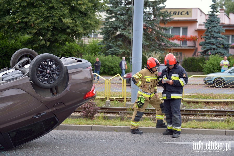 Grony wypadek na ul. Oglnej. Auto dachowao, fot. 4