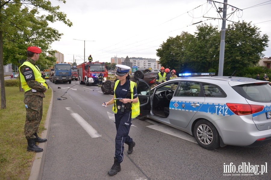 Grony wypadek na ul. Oglnej. Auto dachowao, fot. 5