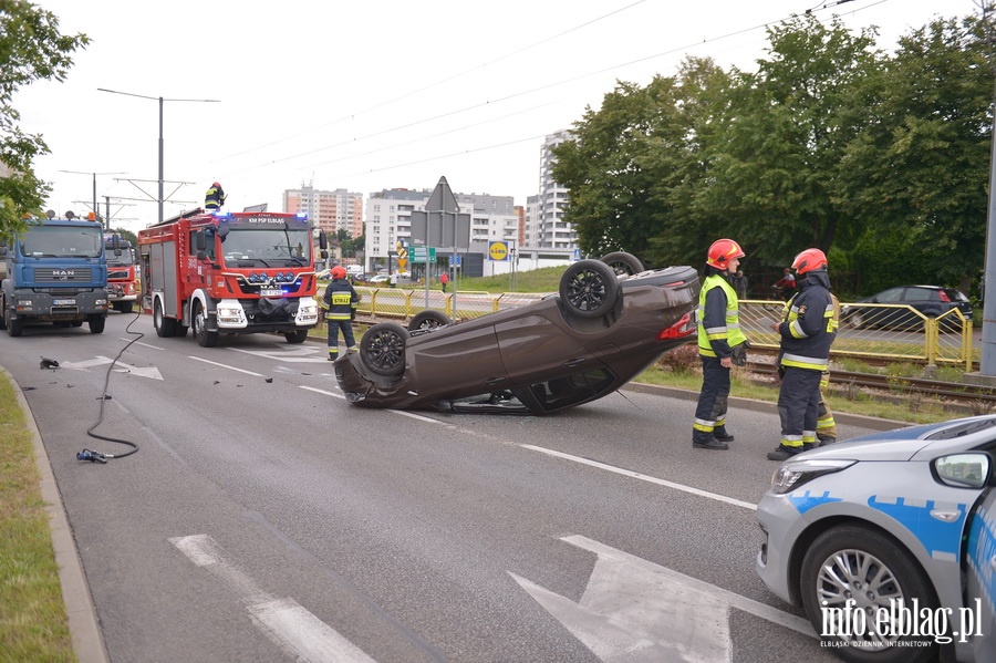 Grony wypadek na ul. Oglnej. Auto dachowao, fot. 6