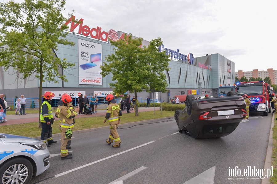 Grony wypadek na ul. Oglnej. Auto dachowao, fot. 9