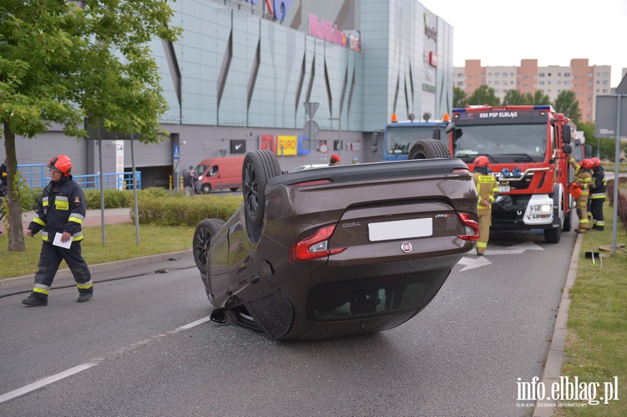 Grony wypadek na ul. Oglnej. Auto dachowao, fot. 10