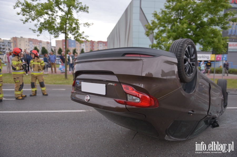 Grony wypadek na ul. Oglnej. Auto dachowao, fot. 11