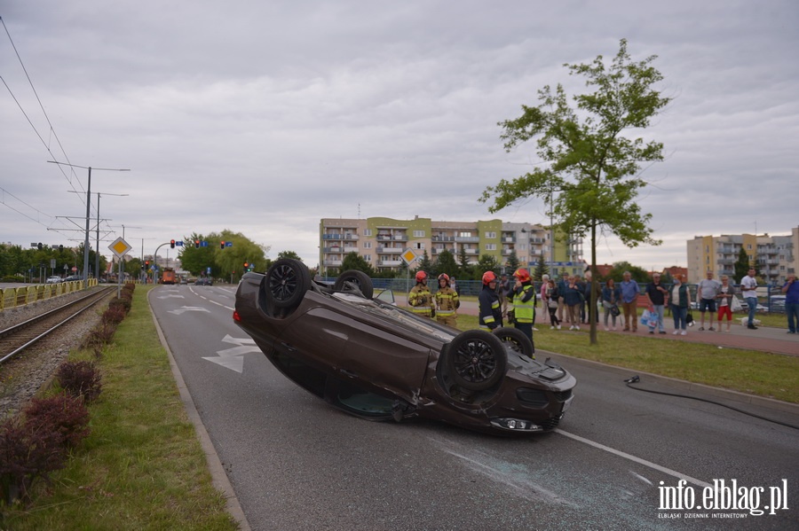 Grony wypadek na ul. Oglnej. Auto dachowao, fot. 12