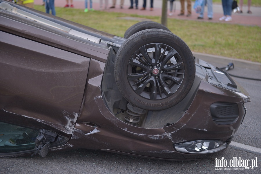 Grony wypadek na ul. Oglnej. Auto dachowao, fot. 13