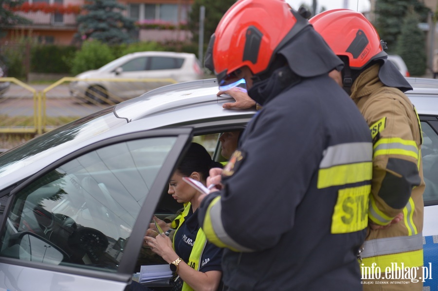 Grony wypadek na ul. Oglnej. Auto dachowao, fot. 16