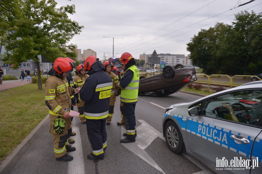 Grony wypadek na ul. Oglnej. Auto dachowao, fot. 17