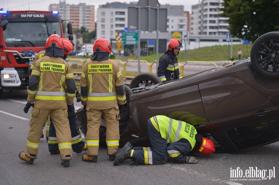 Grony wypadek na ul. Oglnej. Auto dachowao, fot. 18