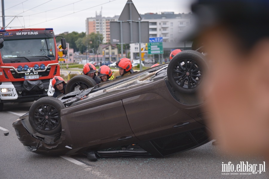 Grony wypadek na ul. Oglnej. Auto dachowao, fot. 19