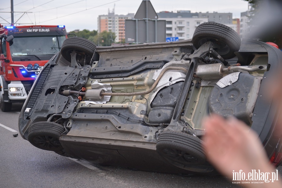 Grony wypadek na ul. Oglnej. Auto dachowao, fot. 20