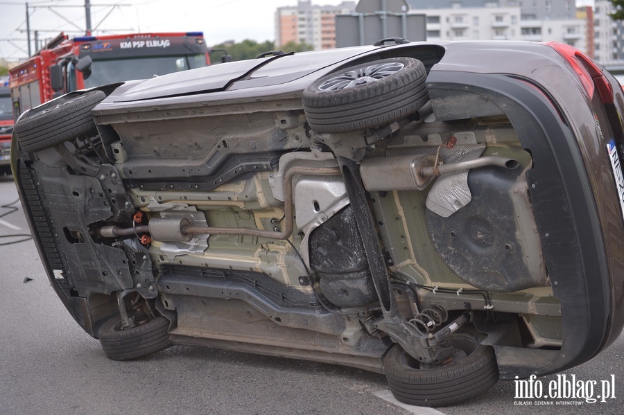 Grony wypadek na ul. Oglnej. Auto dachowao, fot. 21