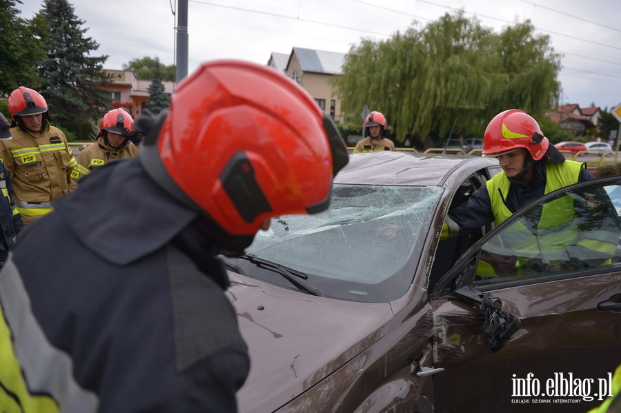 Grony wypadek na ul. Oglnej. Auto dachowao, fot. 24