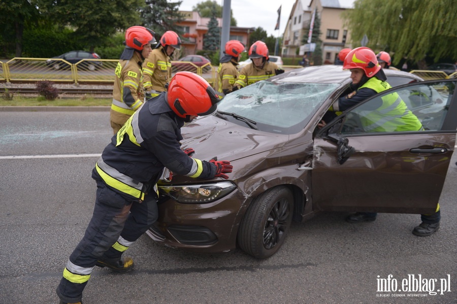 Grony wypadek na ul. Oglnej. Auto dachowao, fot. 25