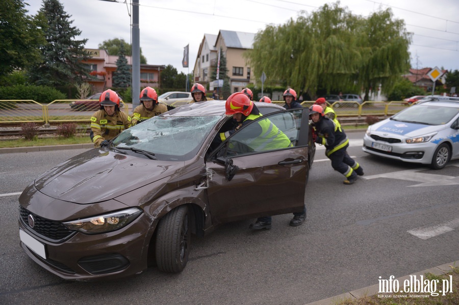 Grony wypadek na ul. Oglnej. Auto dachowao, fot. 26