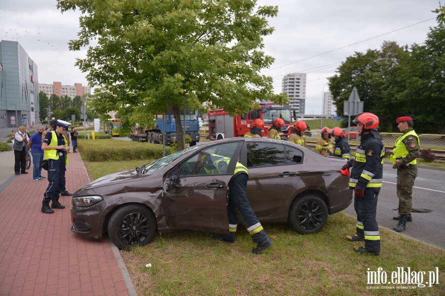 Grony wypadek na ul. Oglnej. Auto dachowao, fot. 27