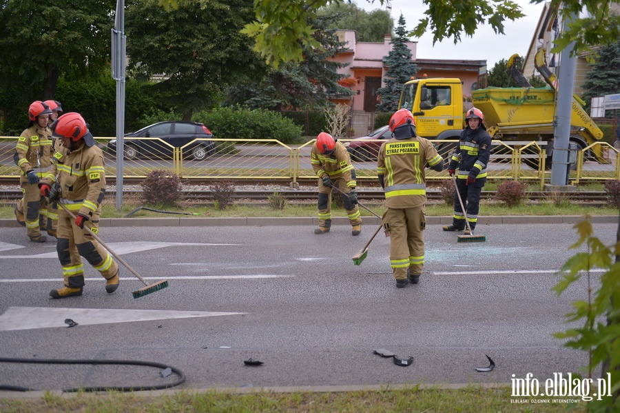 Grony wypadek na ul. Oglnej. Auto dachowao, fot. 30