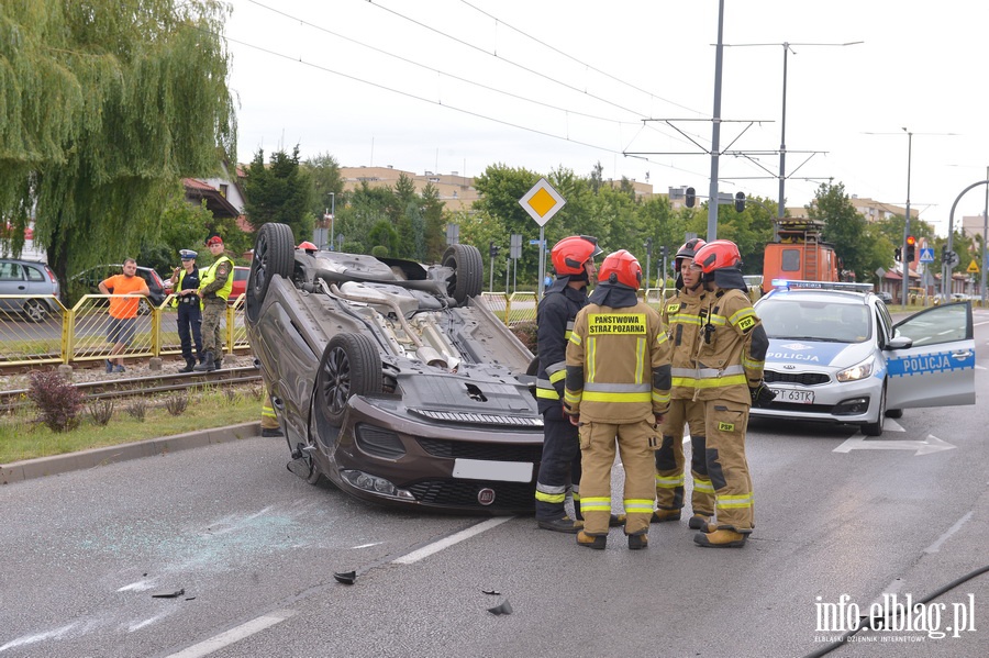 Grony wypadek na ul. Oglnej. Auto dachowao, fot. 31