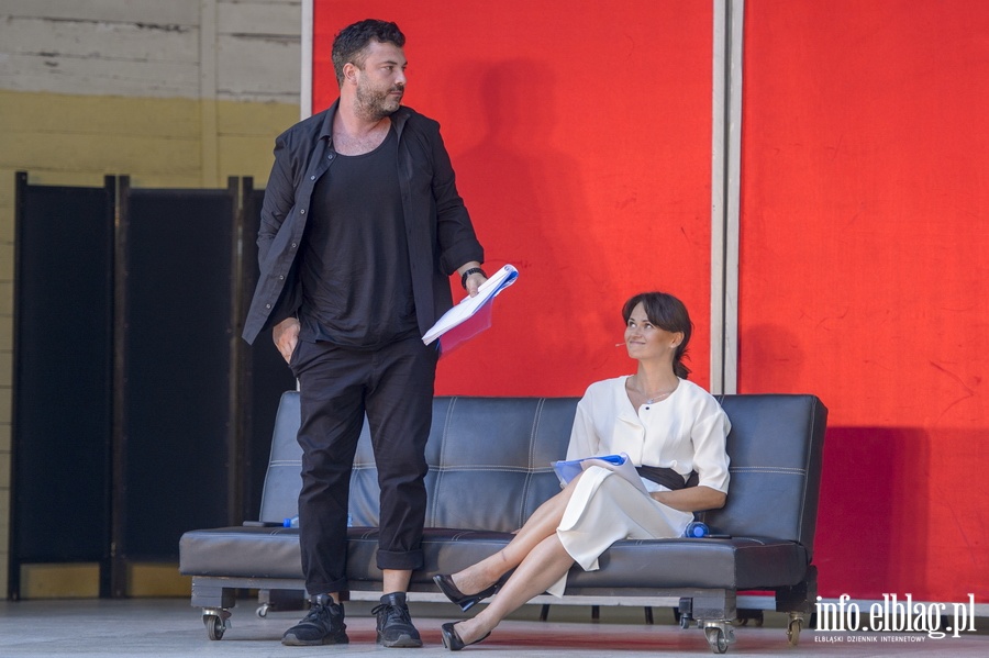 ,,Najwięcej samobójstw zdarza się w niedzielę" - Scena przy stoliku., fot. 9