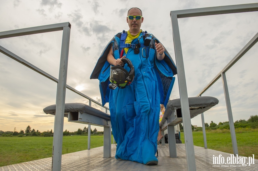 Airplane Wingsuit Formation nad elbląskim lotniskiem, fot. 35