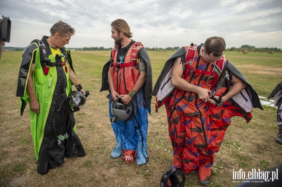 Airplane Wingsuit Formation nad elbląskim lotniskiem, fot. 38