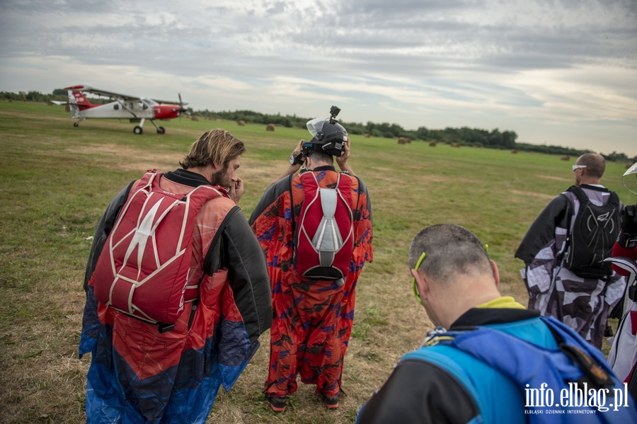 Airplane Wingsuit Formation nad elblskim lotniskiem, fot. 44