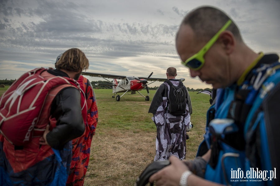 Airplane Wingsuit Formation nad elblskim lotniskiem, fot. 45