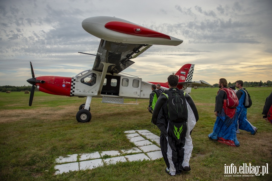 Airplane Wingsuit Formation nad elblskim lotniskiem, fot. 48