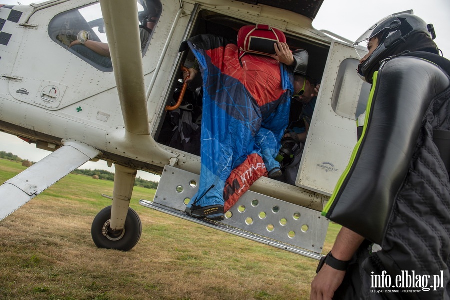 Airplane Wingsuit Formation nad elblskim lotniskiem, fot. 53