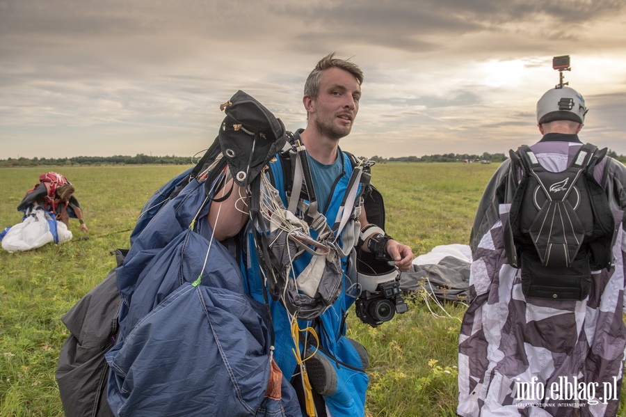 Airplane Wingsuit Formation nad elblskim lotniskiem, fot. 71