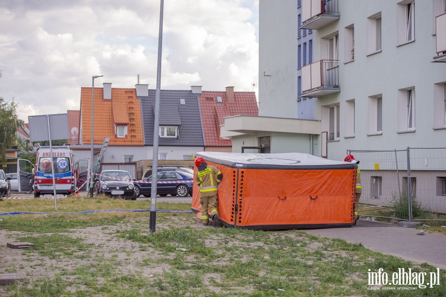 Próba samobójcza na Malborskiej. 50-latek próbował skoczyć z 7 piętra, fot. 9