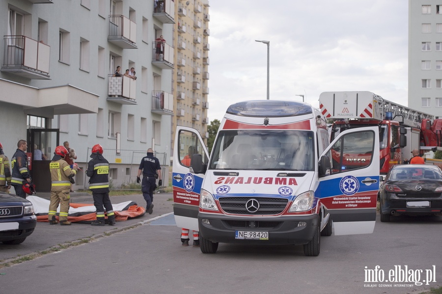 Prba samobjcza na Malborskiej. 50-latek prbowa skoczy z 7 pitra, fot. 12