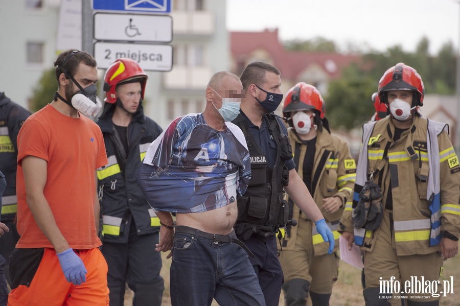 Prba samobjcza na Malborskiej. 50-latek prbowa skoczy z 7 pitra, fot. 16